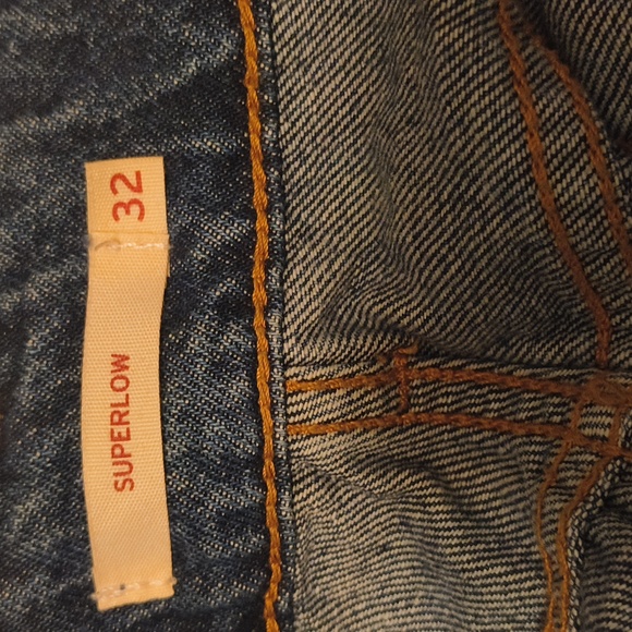 Levi's Women's The Super low And Loose Style NWOT - Picture 2 of 6